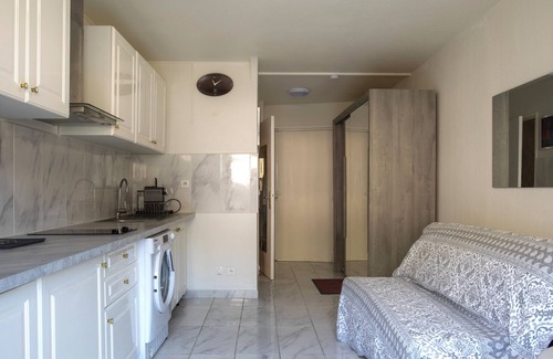 La Madeleine Apartment | Air-conditioned studio district Bornala