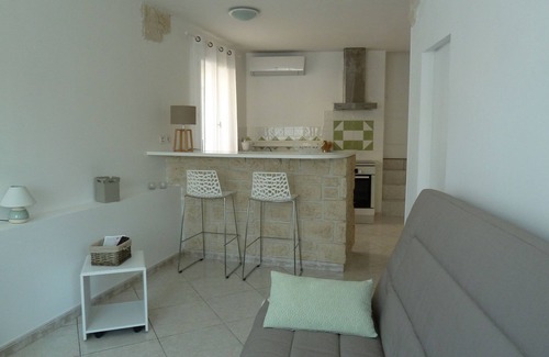 Meze Apartment | Air-conditioned Studio on the Ground Floor, in Historic Mèze, Bassin de Thau