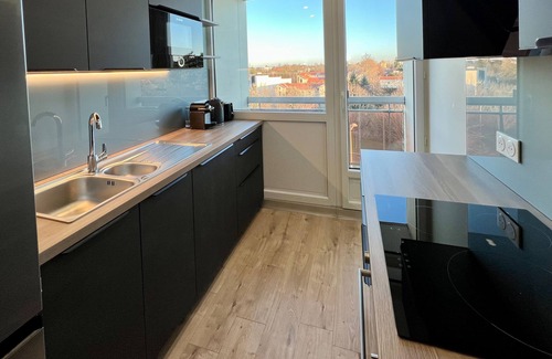 Bron Apartment | Air-conditioned suite with king-size bed & private parking near Eurexpo and CHU