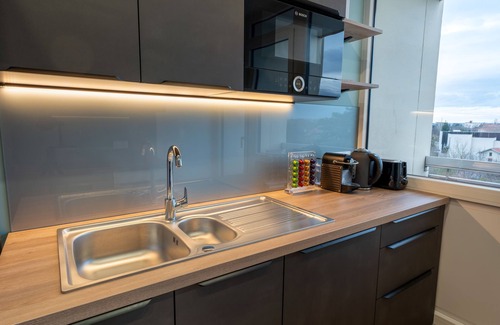 Bron Apartment | Air-conditioned suite with king-size bed & private parking near Eurexpo and CHU