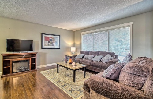 Northwest Calgary House | AIR-CONDITIONED TASTEFULLY RENOV, 6BRS, 3BTHS Hunterquay