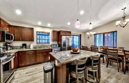 Montgomery Estates Cabin | Air Conditioning, 6br, Fully Remodeled, 13 Beds, Hot Tub, Pool Table, Pet Friendly, 12 Guests+Kids