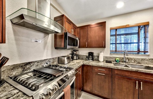 Montgomery Estates Cabin | Air Conditioning, 6br, Fully Remodeled, 13 Beds, Hot Tub, Pool Table, Pet Friendly, 12 Guests+Kids