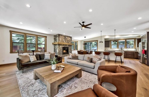 Kingswood Estates Cabin | Air Conditioning, Designer Mountain Home, Hot Tub, Bunk Beds, EV Charger