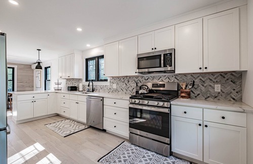 Bethel Ski Chalet | Air conditioning, hot tub, fire pit. Stylish comfort in the Maine Mountains