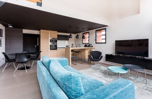 Aiguerelles Apartment | Air conditioning terrace/AC parking New town hall