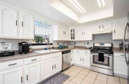 Biggs Field Villa | Air Hockey, Pool, Fireplace, Basketball, & more!