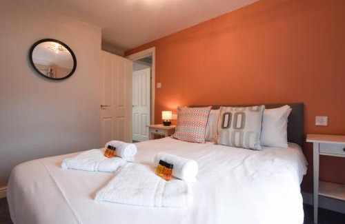 Gosport House | Air Maison - Family Home with Off-Road Parking