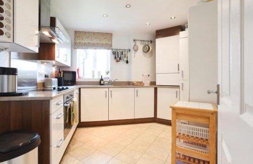 Chichester Apartment | Air Maison - Whyke Haven Modern Apartment with Private Parking