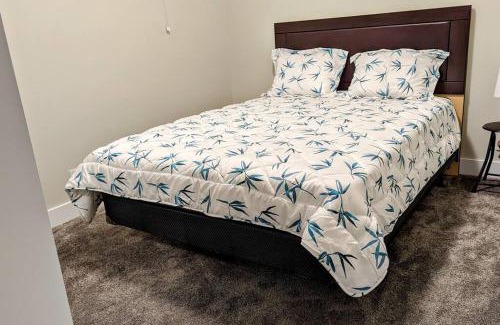 Regina Apartment | AIR & ROAD TRAVELERS' PERFECT SPOT! + FULL KITCHEN