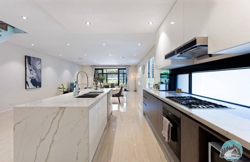 Eastwood House | Aircabin - Eastwood - Luxury - 4 Bedrooms House