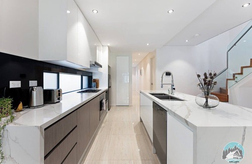 Eastwood House | Aircabin - Eastwood - Luxury - 4 Bedrooms House