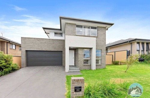 Edmondson Park House | Aircabin - Edmondson Park - 4 Beds Comfy House