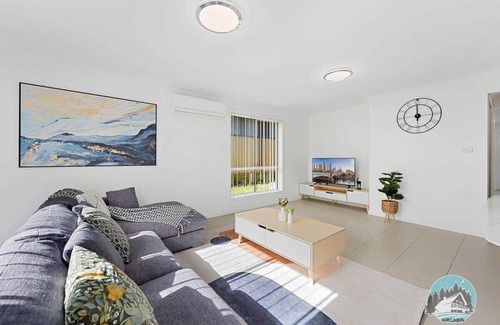 Edmondson Park House | Aircabin - Edmondson Park - 4 Beds Comfy House