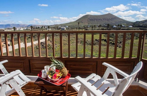 Tinajo Villa | Aircon, Wi-Fi, Smart TV, Private pool