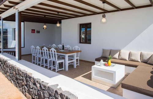 Tinajo Villa | Aircon, Wi-Fi, Smart TV, Private pool