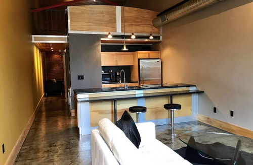 Rosewood House | Airplane Hangar Turned Lofts! Featured twice on HGTV! Walk to USC Stadium
