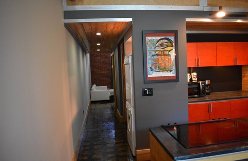 Rosewood House | Airplane Hangar Turned Lofts! Featured twice on HGTV! Walk to USC Stadium
