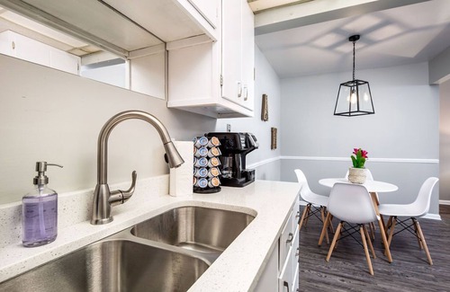 Lansing Apartment | Airport Apartments #2- The Hangar