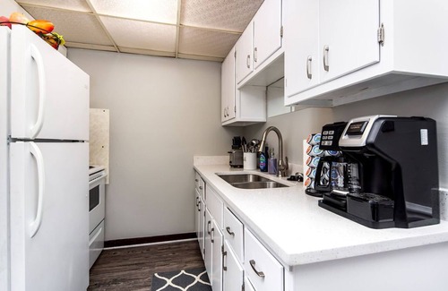 Lansing Apartment | Airport Apartments #2- The Hangar
