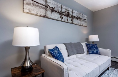 Lansing Apartment | Airport Apartments #2- The Hangar