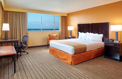 Western Honolulu Hotel | Airport Convenience | Deluxe King Room with Shuttle | Swimming Pool & Breakfast