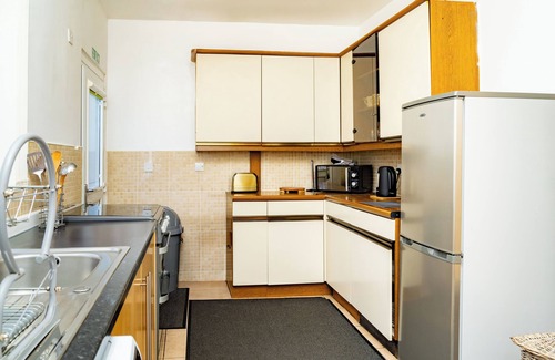 Newbridge Apartment | Airport Home | Free Parking | Sleeps 6 | Near City