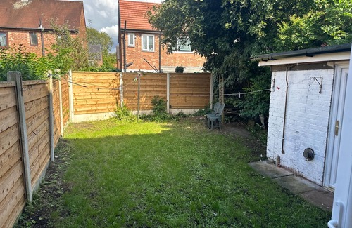 Broadheath House | Airport House - Long Stays, Near Hospital!