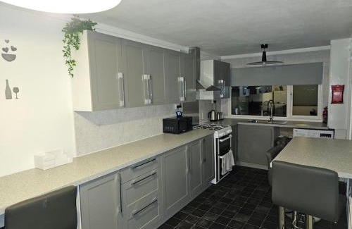 Little Hay House | Airport,NEC,JLR,Bham. Entire house 5 beds.