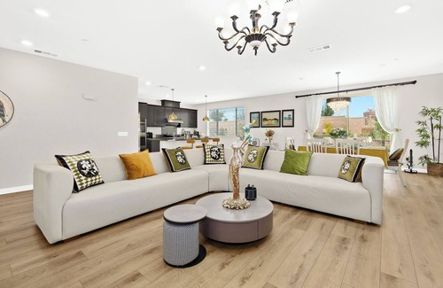 Ontario House | Airport/New/Clean/Large Space/King Bed/3 TVS