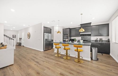 Ontario House | Airport/New/Clean/Large Space/King Bed/3 TVS