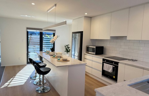 Burnside House | Airport Retreat: 4BR 8 Guestsn