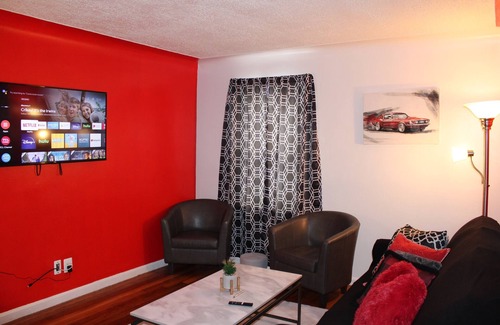 Wayne House | Airport Royal Palace! VEHICLE RENTALS AVAILABLE ASK HOST FOR DETAILS