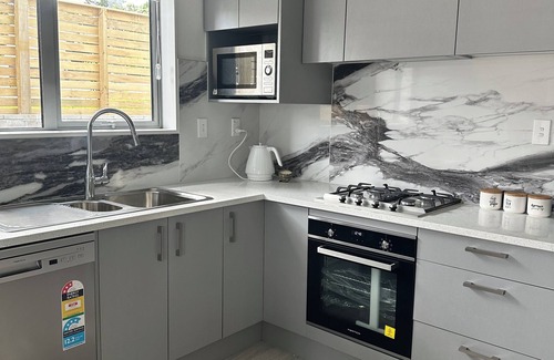 Onehunga House | AIRPORT, SEAVIEWS, CENTRALLY LOCATED