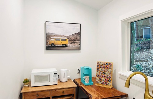North Saanich Cottage | Airport suite