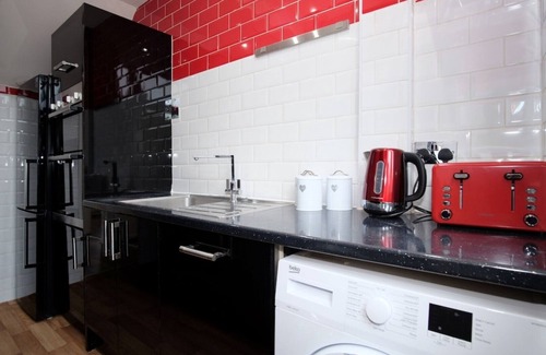 River House | Airy 3 bedroom house with free parking n Garden