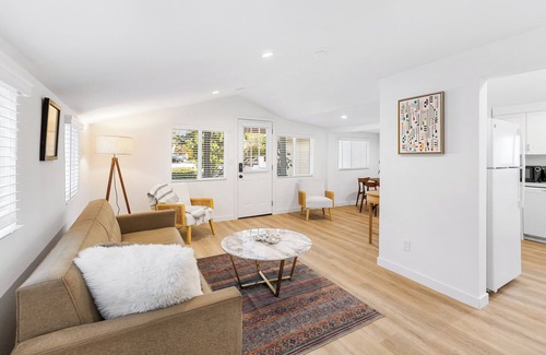 Thousand Oaks House | Airy and Serene New Home Near Mountains + Main St!