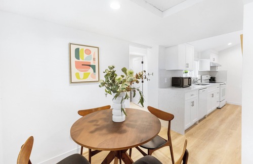 Thousand Oaks House | Airy and Serene New Home Near Mountains + Main St!