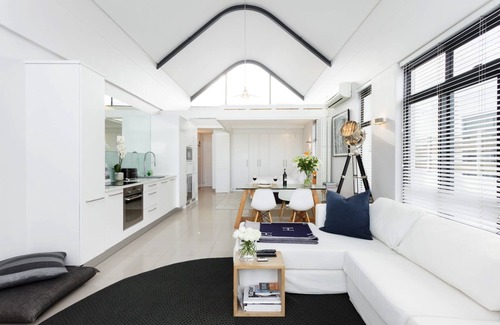 Big Bay Apartment | Airy & bright loft directly on the beach in Big Bay