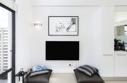 Big Bay Apartment | Airy & bright loft directly on the beach in Big Bay