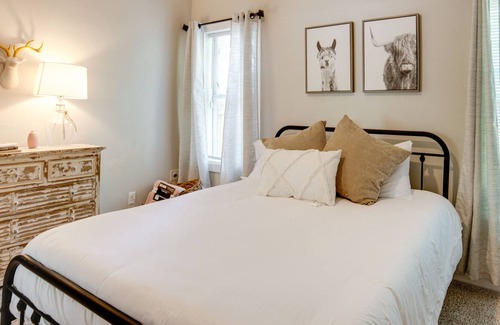 Downtown Cottage | Airy Bryan Vacation Rental ~ 5 Mi to Texas A&M