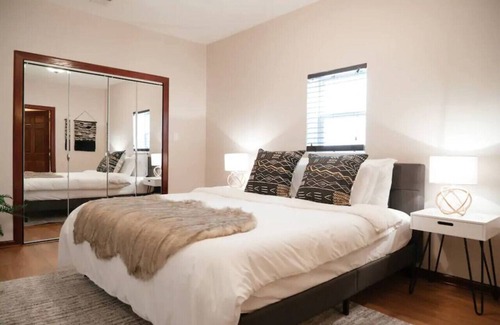 Chicago Apartment | Airy & Clean 2BR Apt.+ Free Covered Garage Parking
