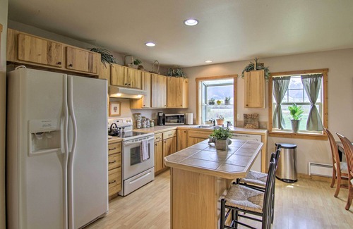 Emigrant House | Airy Emigrant Townhome w/Sweeping Mtn Views!