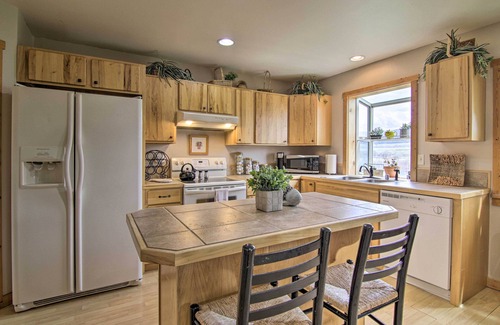 Emigrant House | Airy Emigrant Townhome w/Sweeping Mtn Views!