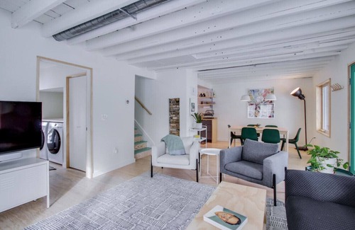 Maple City House | Airy Fake Rock Guesthouse in Leelanau County