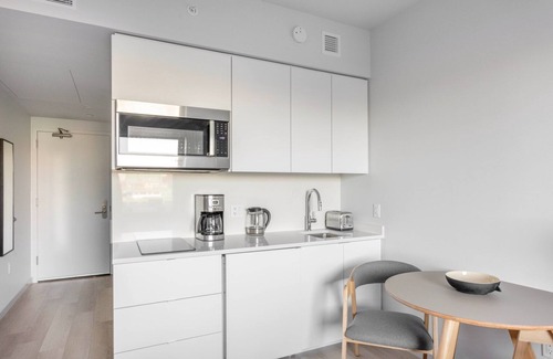 West Fens Apartment | Airy Fenway Studio w/Gym, nr Restaurants & Shops, by Blueground