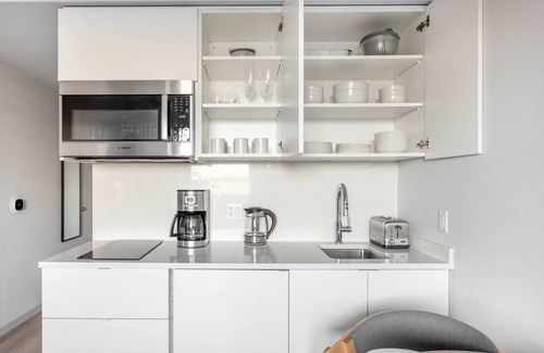 West Fens Apartment | Airy Fenway Studio w/Gym, nr Restaurants & Shops, by Blueground