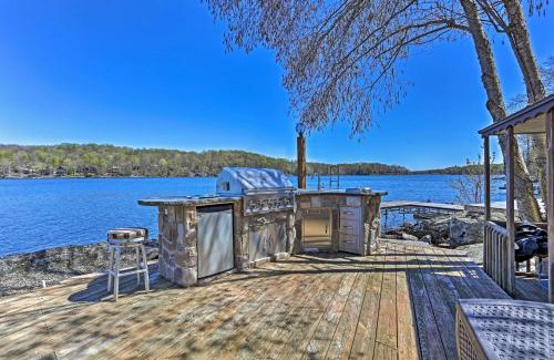 Lake Ariel House | Airy Lake Ariel Home with Private Dock and Kayaks!