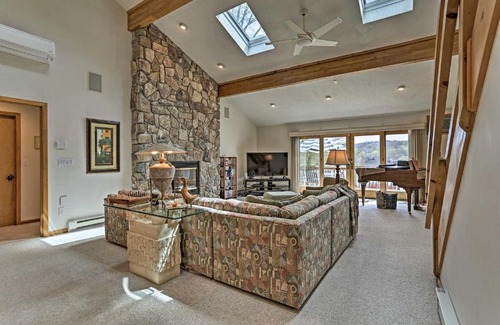 Lake Ariel House | Airy Lake Ariel Home with Private Dock and Kayaks!