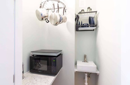 Westside Apartment | Airy & Light Filled Executive Rental Downtown